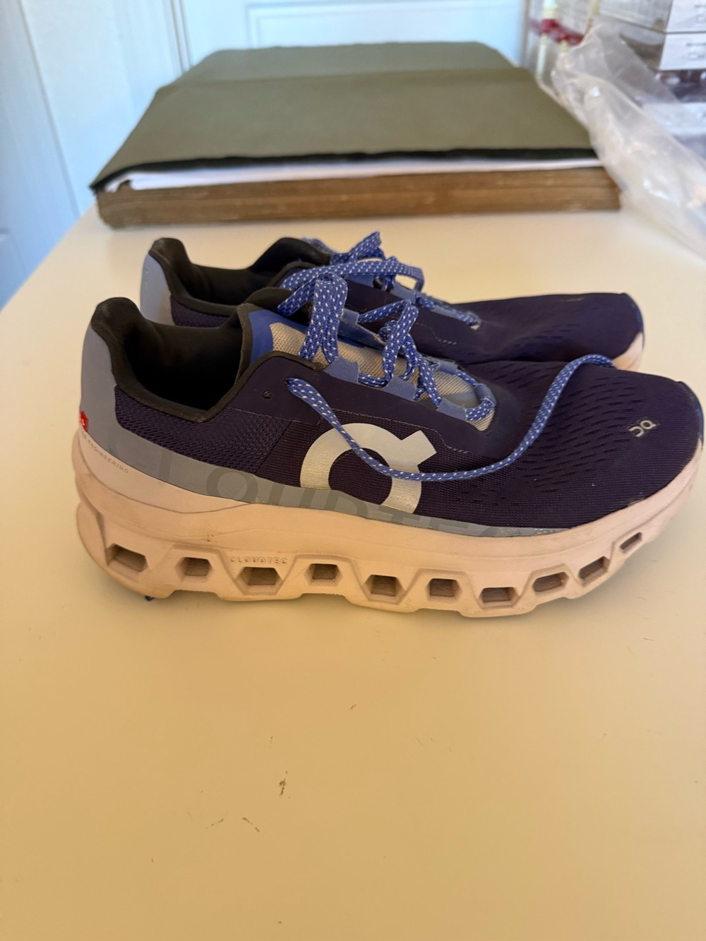 On Cloud Women’s sz 9.5 Monster sneakers Navy blue